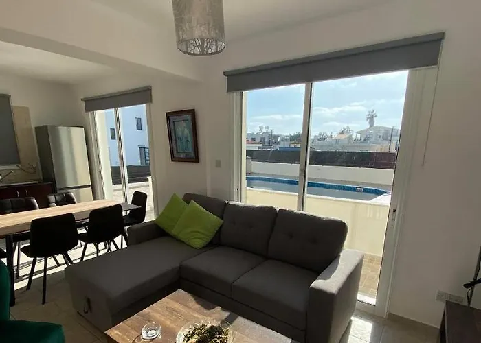 Cosy Apartment In Kato Paphos With Pool Access