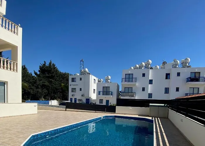 Cosy Apartment In Kato Paphos With Pool Access